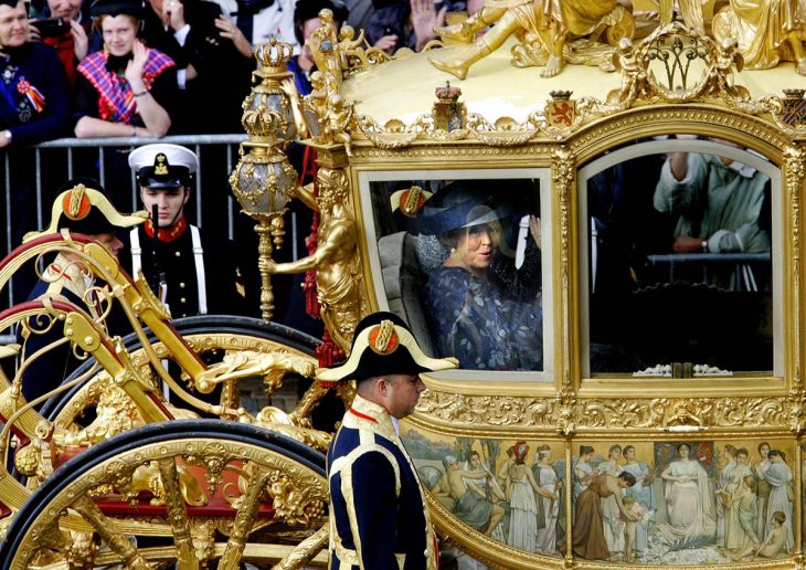 La reine Beatrix parade, aux Pays-Bas, dans le Carrosse d’or