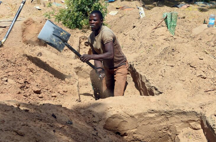La Cour pénale internationale (CPI) confirme qu'elle n’enquêtera pas sur les crimes contre l’humanité et crimes de guerre présumés commis au Nigeria. Photo : un homme creuse des tombes.