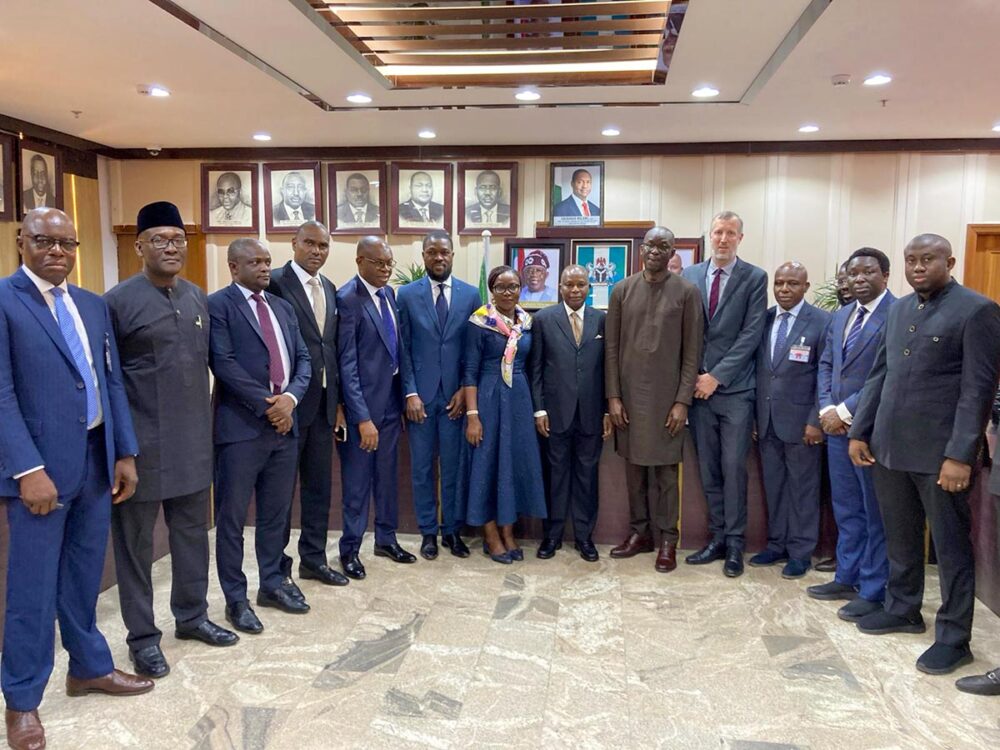 Fin-mars 2024, des officiels de la Cour pénale Internationale (CPI) rendaient visite à ceux du Nigeria. Photo : une quinzaine de personnes prennent la pose.