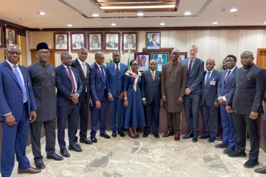 Fin-mars 2024, des officiels de la Cour pénale Internationale (CPI) rendaient visite à ceux du Nigeria. Photo : une quinzaine de personnes prennent la pose.