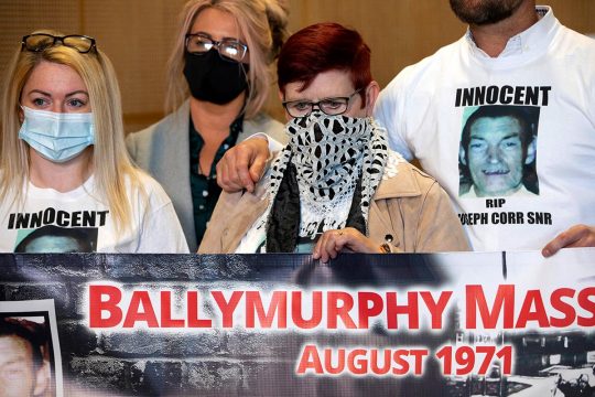 Familles des victimes du massacre de Ballymurphy en Irlande du Nord