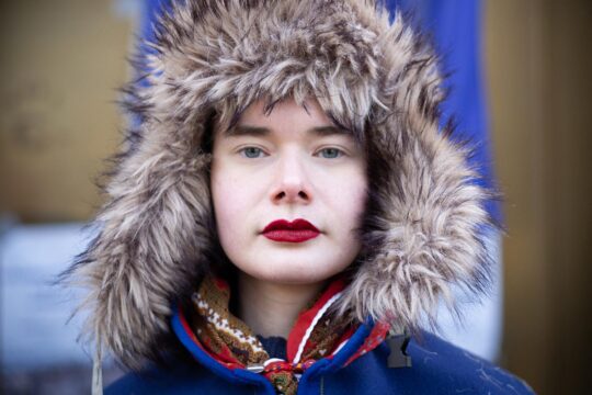 Commission vérité en Norvège - Une femme pose en habits traditionnels samis.