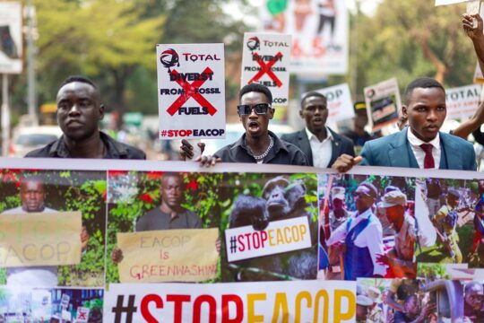 Projet pétrolier de Total Energies en Ouganda - Des militants pour la défense de l'environnement manifestent à Kampala contre l'EACOP (bannière 