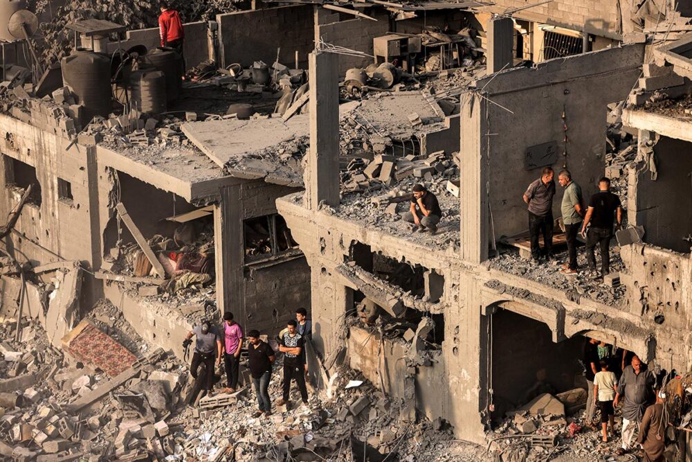 Conflit Israël / Palestine - Habitants de Gaza au milieu des ruines.