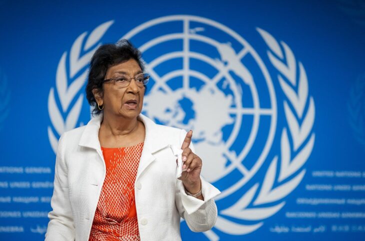 Une enquête de l'Onu a établi qu'Israël commettait un génocide à Gaza. Photo : Navanethem Pillay (présidente de la commission d'enquête des Nations Unies en Palestine) s'exprime lors de la publication du rapport. En arrière-plan, le logo de l'Onu.