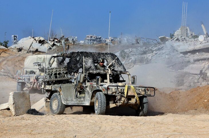Quelle justice pour les marchands d'armes et leur complicité dans les crimes commis à Gaza, dont le génocide ? Photo : un véhicule armé israélien se déplace dans une rue détruite de la ville de Gaza.
