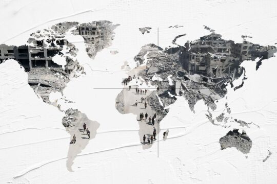 Justice pour Gaza : quelles sont les différentes initiatives de justice pour Gaza dans le monde, sur le plan national ou à l'échelle internationale (via la CPI, la CIJ et l'ONU). Image : carte du monde dans laquelle est incrustée une photo d'une rue de Gaza entièrement détruite, vue du ciel.