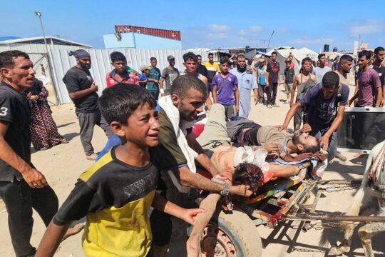 Le projet israélien de « cité humanitaire » à Rafah (Bande de Gaza / Palestine), que certains comparent déjà à un « camp de concentration », est une violation du droit international. Photo : des palestiniens transportent deux corps (dont un visiblement gravement blessé) vers une clinique de la Croix-Rouge.