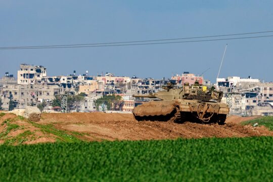 Devant la Cour internationale de justice (CIJ), le Nicaragua qualifie de complicité de génocide le soutien de l'Allemagne à Israël (en lui fournissant des armes). Photo : un char israélien en Palestine, près de Gaza.