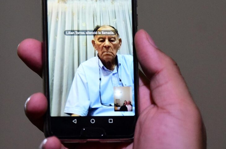 Eusebio Torres participant par liaison vidéo à la reconstitution des crimes pour lesquels il a été condamné, le 20 février, à 30 ans de prison, au Paraguay. Photo : quelqu'un tient un smartphone diffusant une vidéo d'Eusebio Torres.