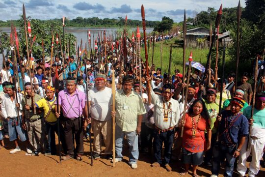 According to a Dutch division of the OECD, in Peru, the Pluspetrol company (based in the Netherlands) allegedly exploited oil resources in violation of indigenous peoples' rights, without regard for the environmental impact. Photo: Protest march by the Quechua indigenous people in Peru. The protesters wear traditional accessories and face paint and carry spears in their hands.
