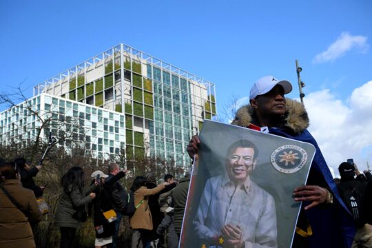 Rodrigo Duterte's trial at the ICC - Photo: In The Hague, in front of the offices of the International Criminal Court, a man holds up a poster of Duterte.