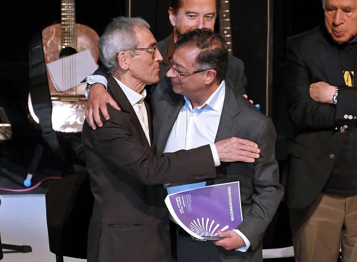 Gustavo Petro et Francisco De Roux lors de la présentation du rapport final de la CVR. 