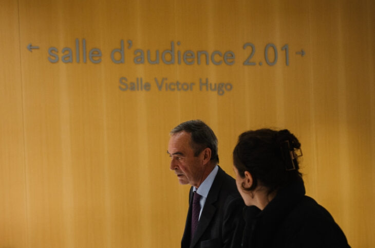 L’ancien directeur général de Lafarge, Bruno Lafont quittant la salle d'audience lors de l'ouverture du procès du groupe cimentier français Lafarge et de huit personnes, dont d’anciens dirigeants, accusés de financement du terrorisme en Syrie, au tribunal de Paris.