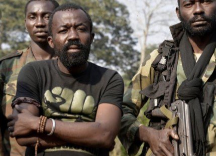 Alfred Yekatom pose au milieu de miliciens anti-balaka