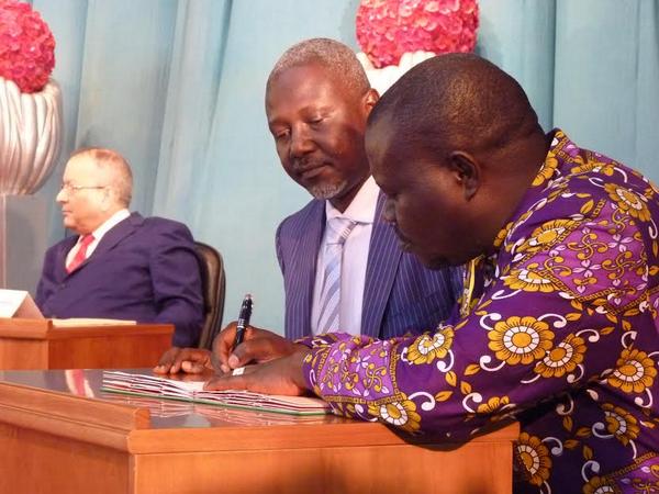 Patrice-Edouard Ngaïssona (anti-balaka) signs a ceasefire agreement with a Seleka representative