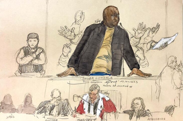 Roger Lumabala a été reconnu coupable de complicité de crimes contre l'humanité en République démocratique du Congo (RDC) lors d'un procès en France. Illustration : Lumabala est à la barre qui semble s'agiter (gestes des mains). Son représentés également : des avocats, juges et policiers dans la salle d'audience.