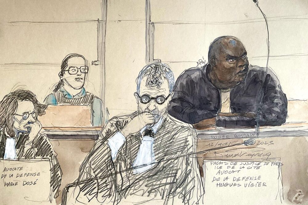 At the opening of his trial on November 12 in Paris, Roger Lumbala declared that he would boycott it, under the perplexed gaze of his lawyer, Hugues Vigier. Illustration: © Benoît Peyrucq / AFP Roger Lumbala's trial in Paris for crimes committed in the Democratic Republic of Congo (DRC). Illustration: drawing showing Lumbala sitting behind his lawyer, who is speaking during the hearing.