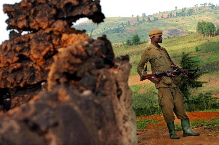 Un soldat ougandais patrouille dans la région de l'Ituri en République démocratique du Congo, après un massacre ayant fait plus de 900 victimes.