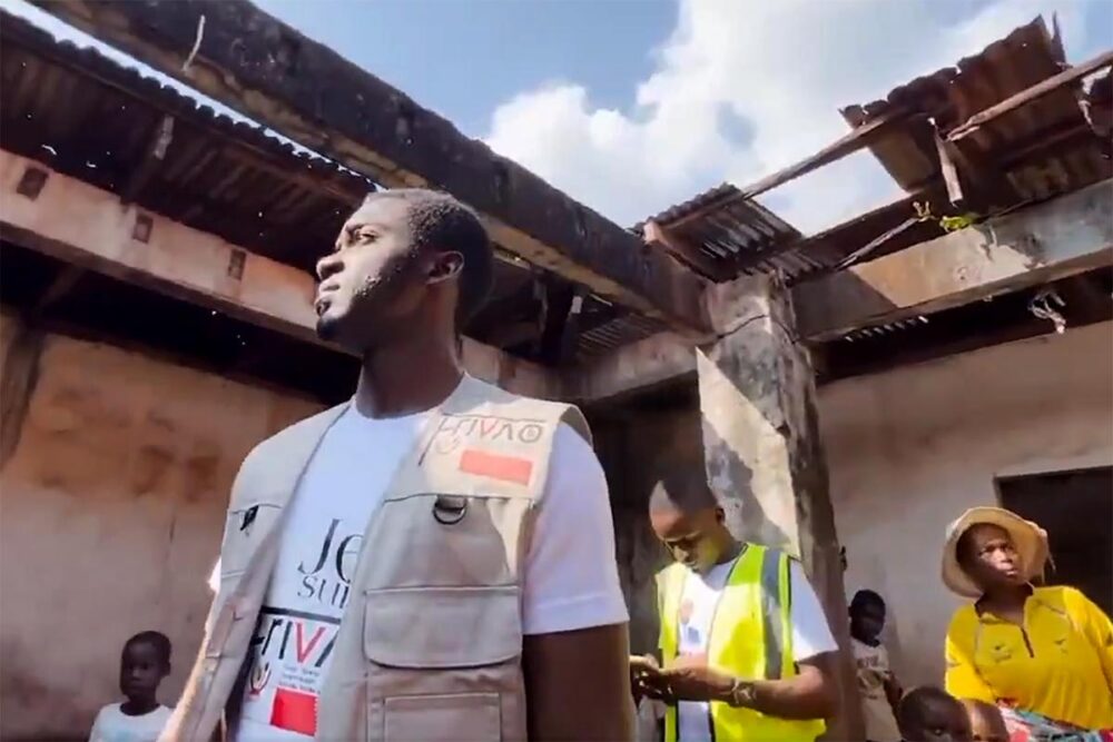 Chançard Bolukola, coordonnateur du Fonds de réparation et d’indemnisation des victimes des activités illicites de l’Ouganda en RDC (Frivao), est accusé du détournement d'une partie de ces fonds versés par l'Ouganda à la République démocratique du Congo en 2025. Image : capture d'une vidéo montrant Bolukola portant des habits siglés du Frivao.
