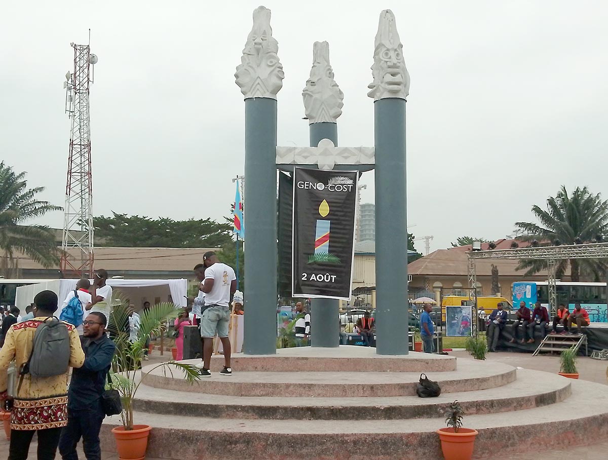 Affiche pour la commémoration du "Genocost" sur la place des Évolués à Kinshasa (R.D. du Congo).