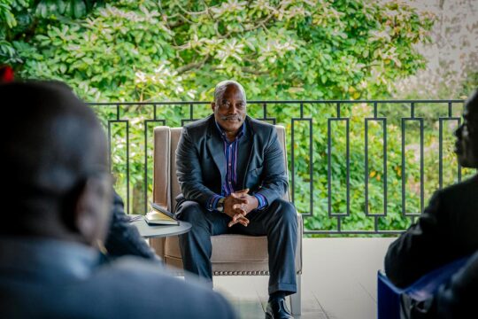 Joseph Kabila, former president of the Democratic Republic of Congo (DRC), was sentenced to death on 30 September. Photo: Kabila is seated in an armchair on a raised terrace. He faces several people with his hands folded. In the background: trees.
