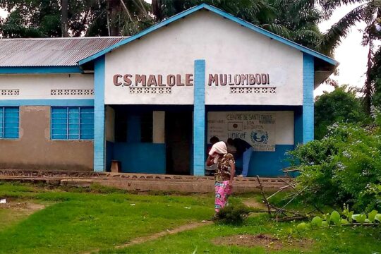 Procès au Kasaï - Une femme victime de viol au Congo, marche dans le centre de Mulombodi (RDC)