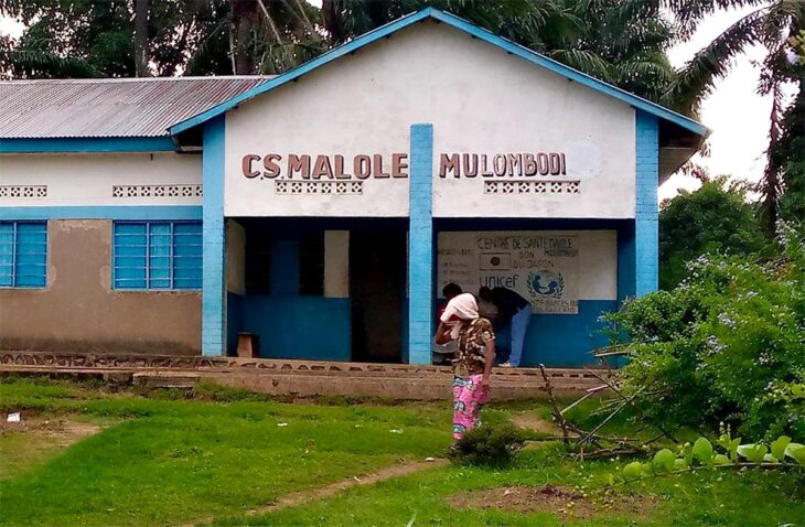 Procès au Kasaï - Une femme victime de viol au Congo, marche dans le centre de Mulombodi (RDC)