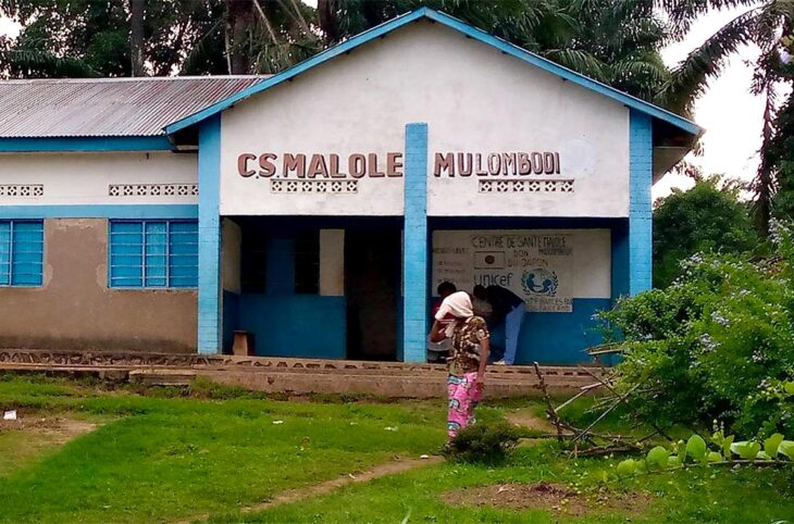 Procès au Kasaï - Une femme victime de viol au Congo, marche dans le centre de Mulombodi (RDC)