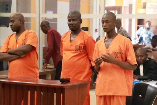 Procès Ndélé 2 en République Centrafricaine (RCA). 3 accusés en habits de prisonniers oranges se présentent à la barre.