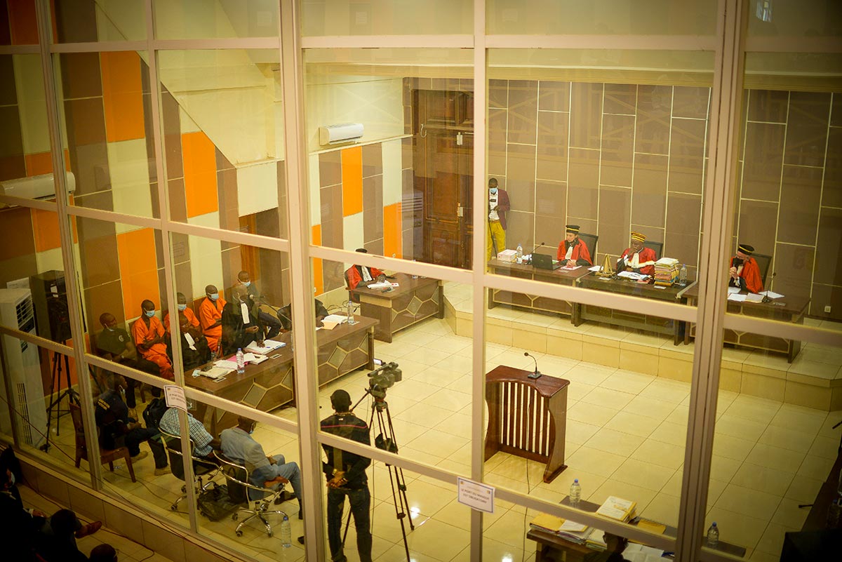 Vue de haut de la Cour pénale spéciale (CPS) à Bangui (Centrafrique). Des magistrats, des accusés habillés en orange (prisonniers) et des journalistes dans une salle vitrée.