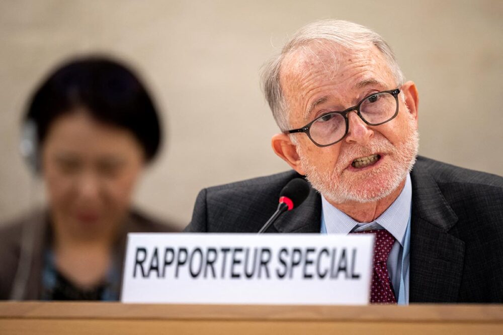 Pour Richard Bennett, rapporteur spécial de l’Onu sur les droits de l'homme en Afghanistan, la ségrégation des femmes en Afghanistan relève d'une pratique intentionnelle, systématique et institutionnalisée par le pouvoir des talibans. Photo : © Fabrice Coffrini / AFP Richard Bennett, rapporteur spécial de l’Onu sur les droits de l'homme en Afghanistan, répond au questions de Justice Info sur la ségrégation des femmes (qualifiée d'Apartheid) en Afghanistan. Photo : Bennett s'exprime à l'Onu devant un micro. Un écriteau 'rapporteur spécial' est placé devant lui.