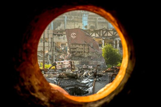 Металлургический завод «Азовсталь» в украинском городе Мариуполь в августе 2022 года, через три месяца после захвата города Россией и сдачи в плен около 2 500 украинских бойцов.