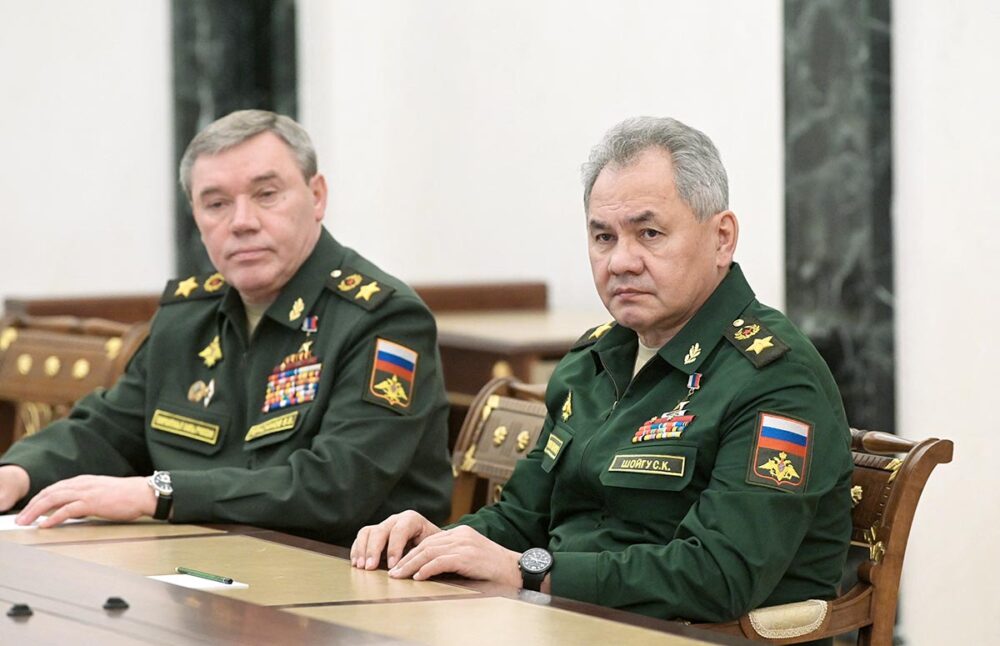 Mandats d'arrêt de la Cour pénale internationale (CPI) contres des hauts-dirigeants militaires russes pour des crimes commis en Ukraine. Photo : Valéri Guérassimov et Sergueï Choïgou en uniformes militaires (Russie)