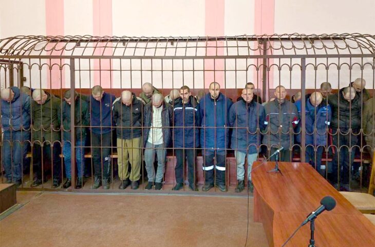 В среду, 7 февраля, суд так называемой «Донецкой народной республики» приговорил 33 военнопленных к срокам от 27 до 29 лет заключения (фото). Это наибольшее количество украинцев, осужденных в рамках групповых процессов в России с начала оккупации.