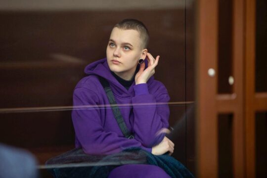Irina Navalnaya trial in Russia. Photo: Navalnaya adopts a dreamy, feminine pose behind the glass of the dock. The young Ukrainian woman is accused of terrorism.