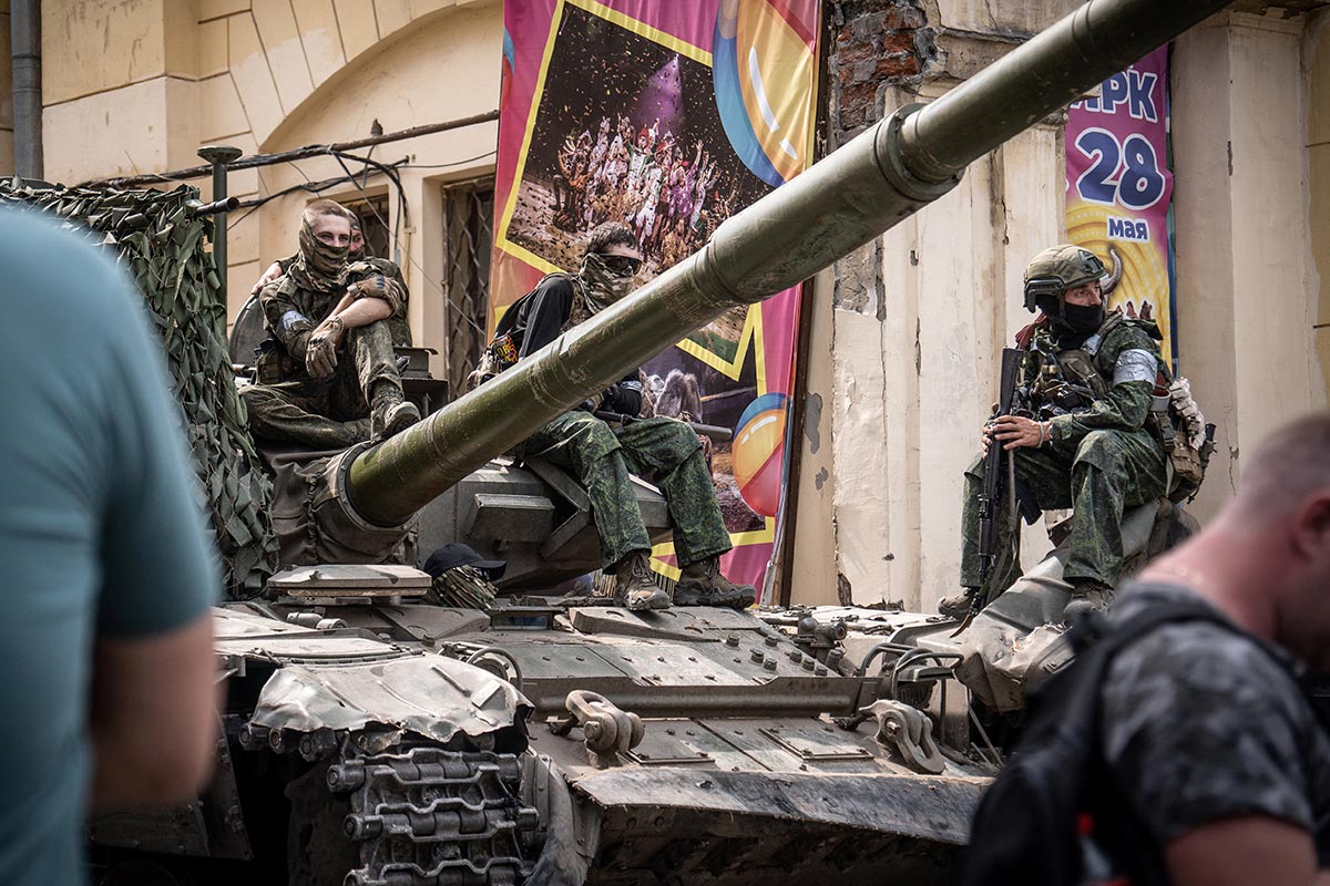 Des mercenaires du groupe Wagner patientent sur un char dans la ville de Rostov-sur-le-Don, en Russie.