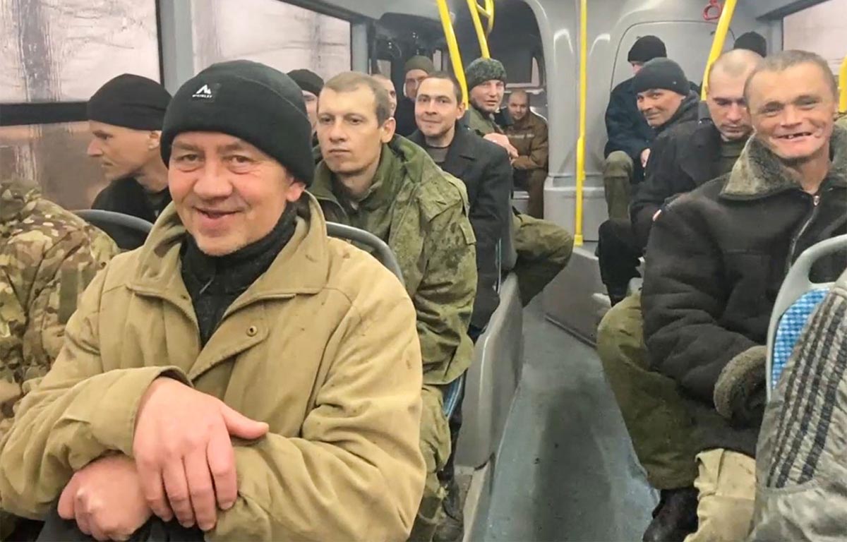 Российские военнослужащие вскоре после освобождения в результате обмена пленными.