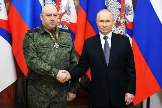 Crimes de guerre en Ukraine et mandats d'arrêt de la CPI - Photo : Sergueï Sourovikine (ancien commandant en chef de l'armée russe) et Vladimir Poutine posent devant des drapeaux russes.