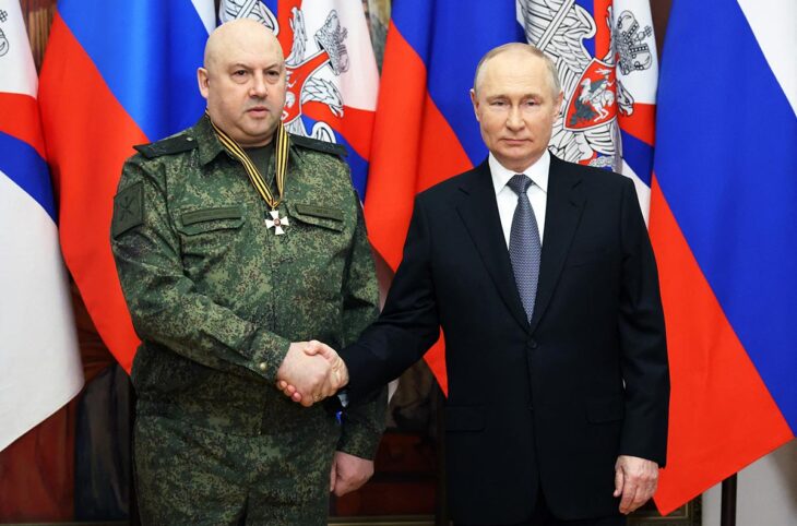 Crimes de guerre en Ukraine et mandats d'arrêt de la CPI - Photo : Sergueï Sourovikine (ancien commandant en chef de l'armée russe) et Vladimir Poutine posent devant des drapeaux russes.