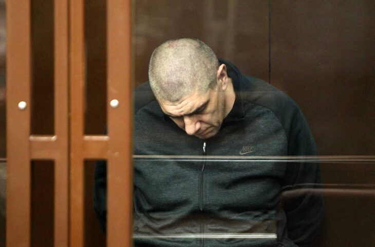 Ukraine / Russie : les prisonniers de guerre et le droit international humanitaire. Photo : un prisonnier ukrainien baisse la tête dans le box des accusés lors de son procès à Rostov-sur-le-Don, en Russie.