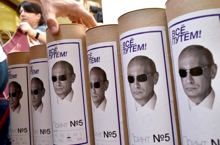 Tubes en carton affichant des portrait photo de Vladimir Putin, sur l'étalage d'un marchand en Russie