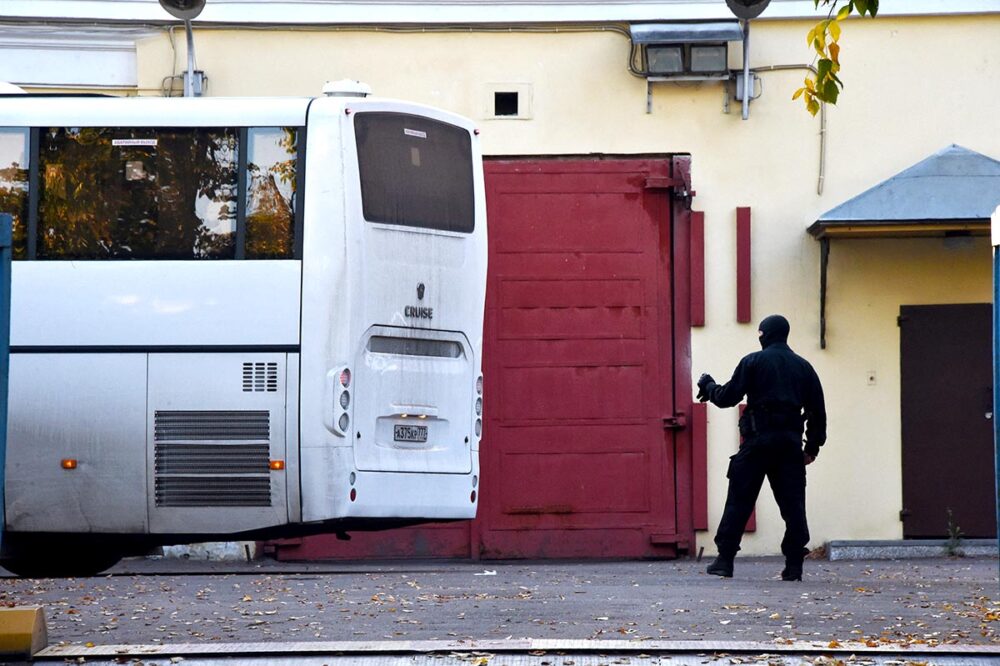 Trials of Ukrainian fighters in Russia - A bus leaves Lefortovo prison loaded with Ukrainian prisoners of war in preparation for an exchange.