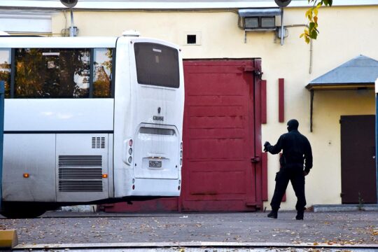 Procès de combattants ukrainiens en Russie - Un bus quitte la prison de Lefortovo chargé de prisonniers de guerre ukrainiens en prévision d'un échange.