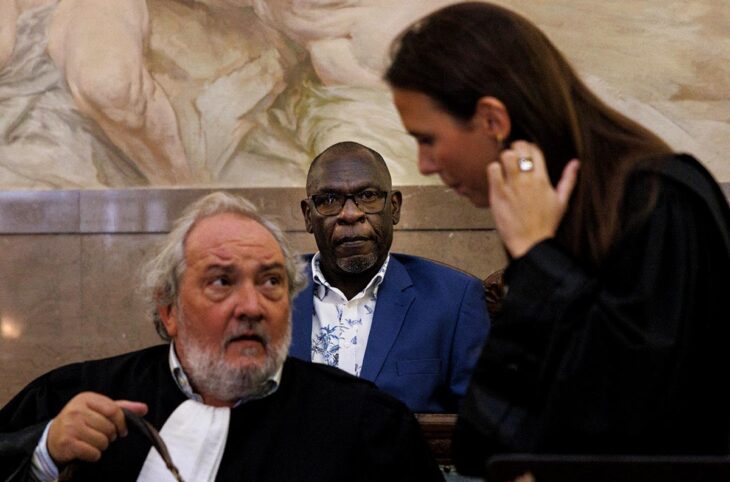 Le Rwandais Séraphin Twahirwa et ses deux avocats Vincent Lurquin et Juliette Lurquin, lors de son procès en Belgique. Il est jugé pour son implication alléguée dans le génocide au Rwanda.