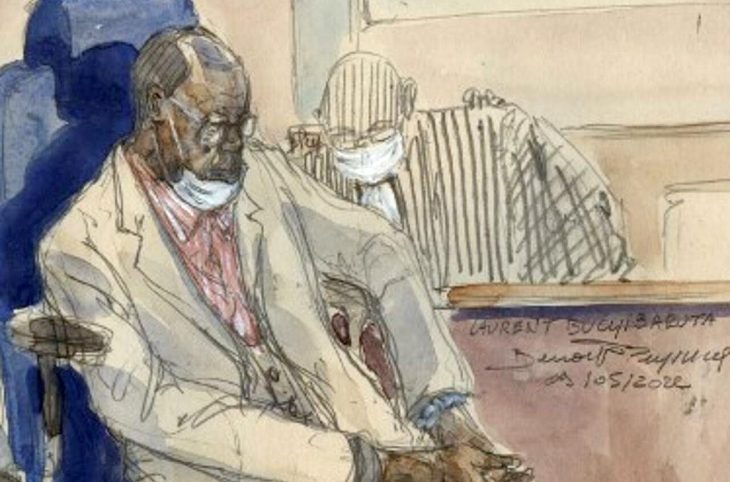 Drawing of Laurent Bucyibaruta sitting in the courtroom of his trial in Paris. In the background, a magistrate.