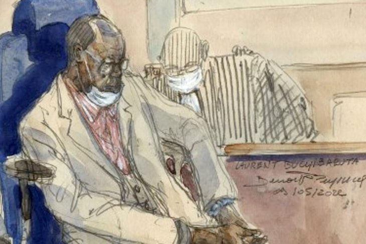 Drawing of Laurent Bucyibaruta sitting in the courtroom of his trial in Paris. In the background, a magistrate.