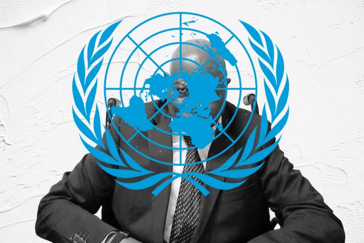 Félicien Kabuga (en fauteuil roulant) derrière le logo de l'ONU