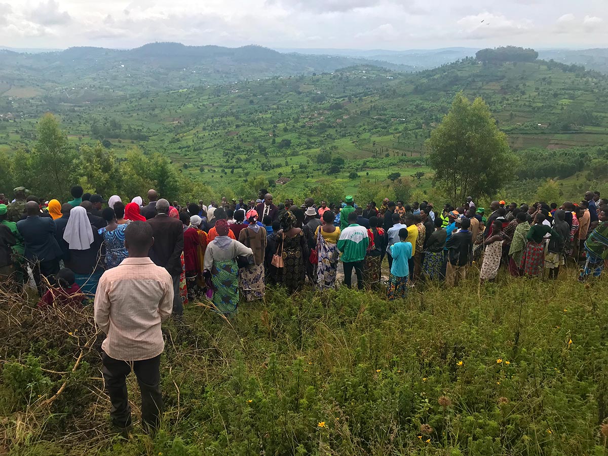 Commémorations des 30 ans du génocide des Tutsis au Rwanda. Photo : réunis au sommet d'une colline, au lieu-dit du Calvaire, des Rwandais écoutent des rescapés partager leur souvenirs.