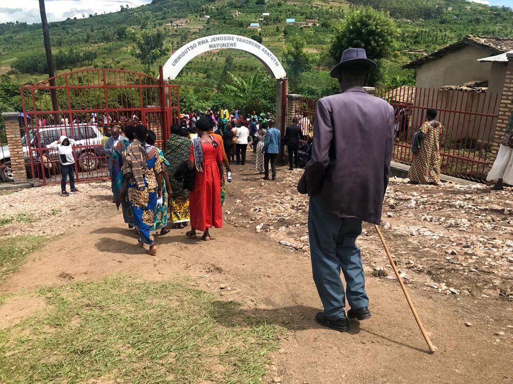En mémoire du génocide des Tutsis au Rwanda, 30 ans après. Photo : à la fin des commémorations, un ancien sort du mémorial de Mayunzwe et descend la colline vers le village.